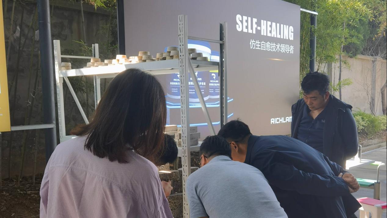 客户在瑞驰兰考察Richlam自愈混凝土防水剂的实验效果