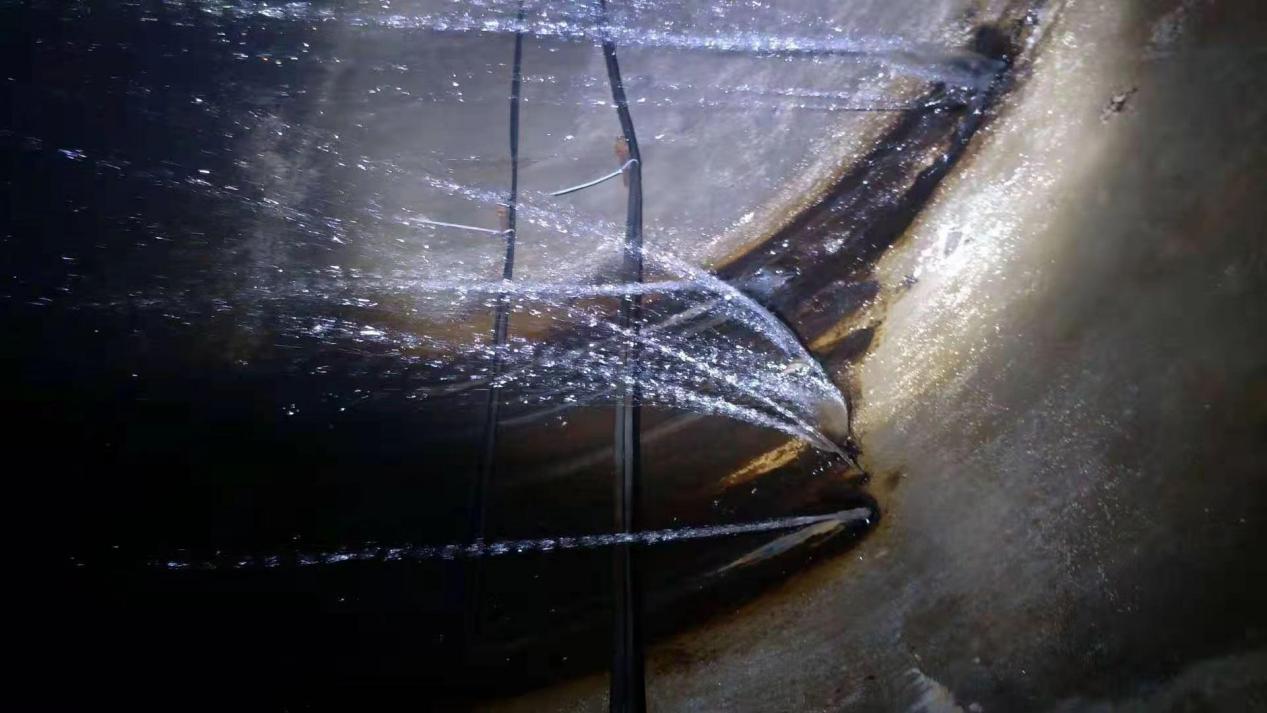 伸缩缝渗漏水的城市综合管廊图片